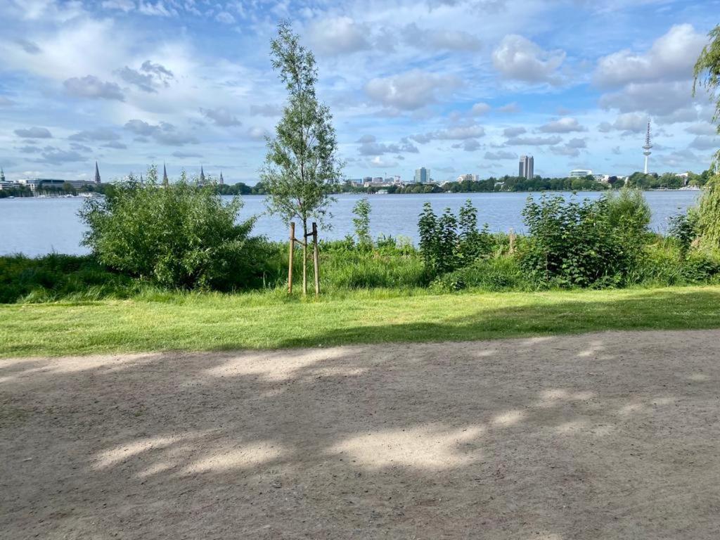 Alster Hamburg - Saniertes Und Mobliertes Apartment Mit Bad Und Kuche Bagian luar foto